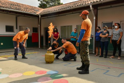Defesa Civil treina funcionários de creche sobre uso de extintores