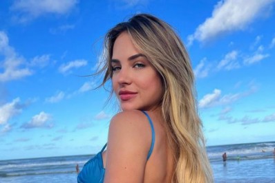 Gabi Martins posa de maiô e exibe o bumbum na nuca