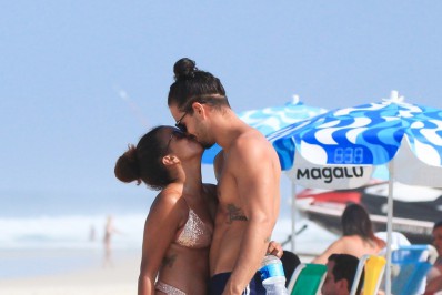 Jeniffer Nascimento troca beijinhos com o marido em praia do Rio