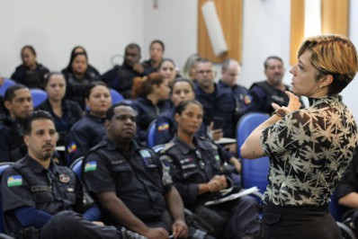 Seminário capacita para atendimento à mulher vítima de violência doméstica