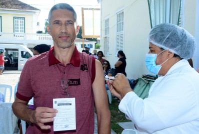 Vacinação contra a Covid-19 em praça no Centro imuniza mais de 100 pessoas