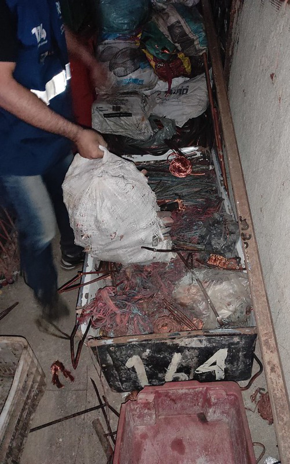 As tr&ecirc;s toneladas de fios de cobre estavam em sala trancada dentro do ferro-velho em Paci&ecirc;ncia