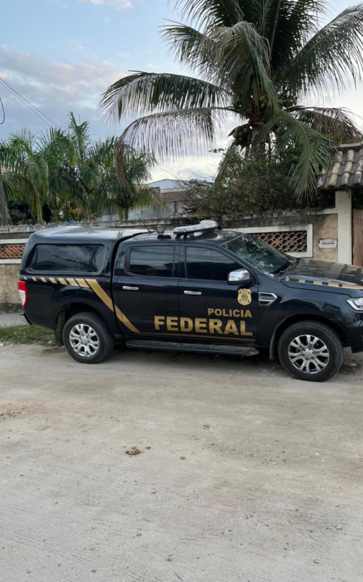 Na a&ccedil;&atilde;o, cerca de 60 policiais federais cumprem 12 mandados de busca e apreens&atilde;o nas cidades de Cabo Frio, Arraial do Cabo e Rio das Ostras