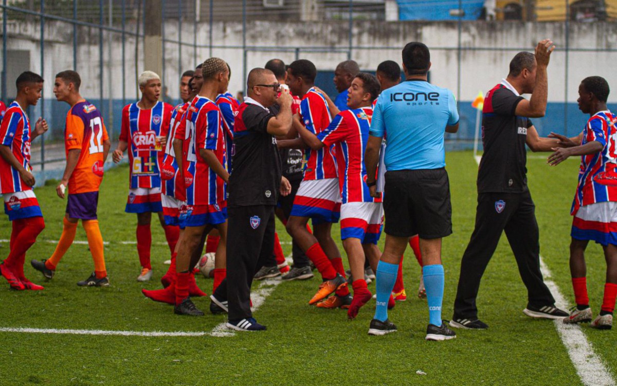 O técnico Ricardo Sigolo festejando com os jogadores ao término da partida