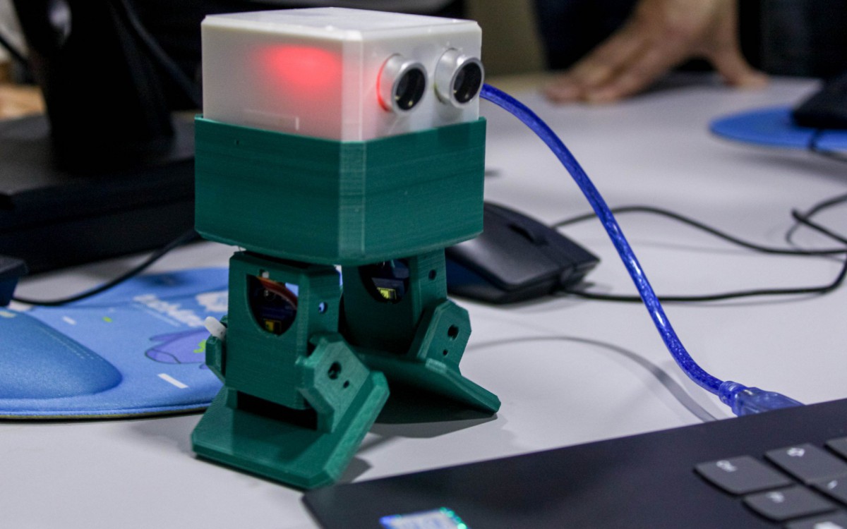 Oto &eacute; um dos rob&ocirc;s produzidos pelos alunos de rob&oacute;tica do TEch4me