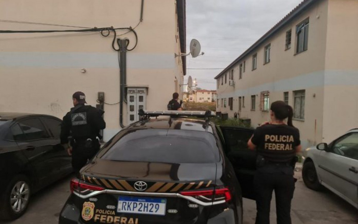 Na a&ccedil;&atilde;o, cerca de 60 policiais federais cumprem 12 mandados de busca e apreens&atilde;o nas cidades de Cabo Frio, Arraial do Cabo e Rio das Ostras