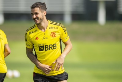 Flamengo é questionado pelo Fenerbahçe após exame mostrar problema no joelho de Gustavo Henrique