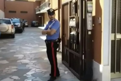 Brasileira mata marido com facada no coração e se entrega à polícia na Itália