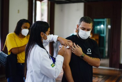 Segunda dose de reforço para pessoas de 30 anos ou mais começa a ser aplicada neste sábado