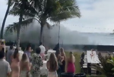 Onda gigante invade festa de casamento no Havaí