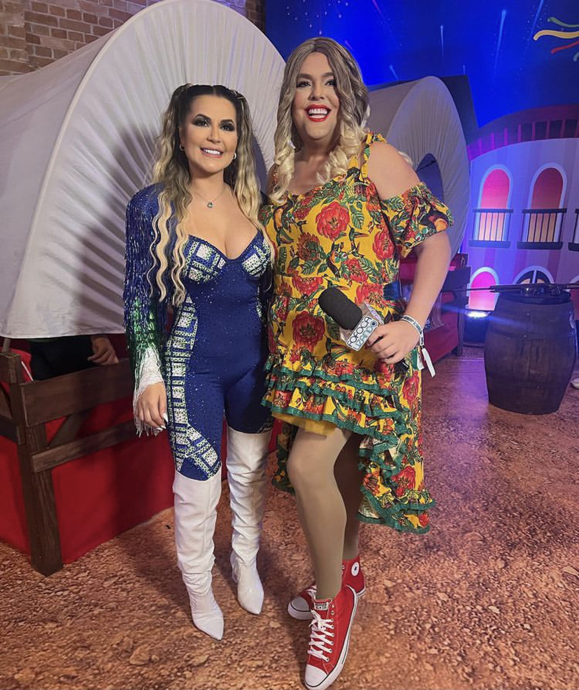 Deolane Bezerra e o rep&oacute;rter Fofoquito - Reprodu&ccedil;&atilde;o / Instagram