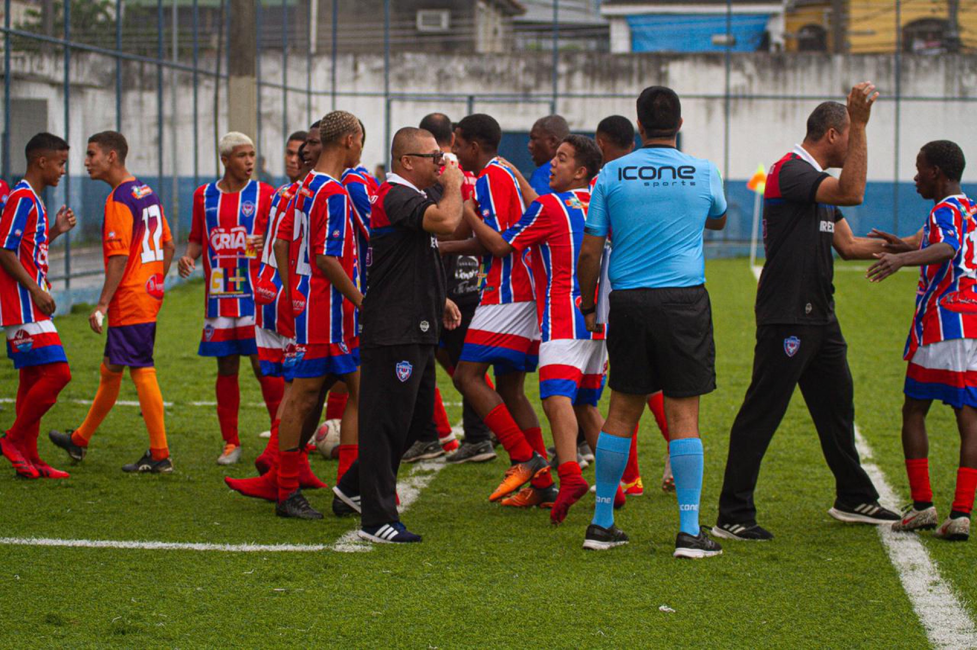 O técnico Ricardo Sigolo festejando com os jogadores ao término da partida - Matheus Sanches / SEBR