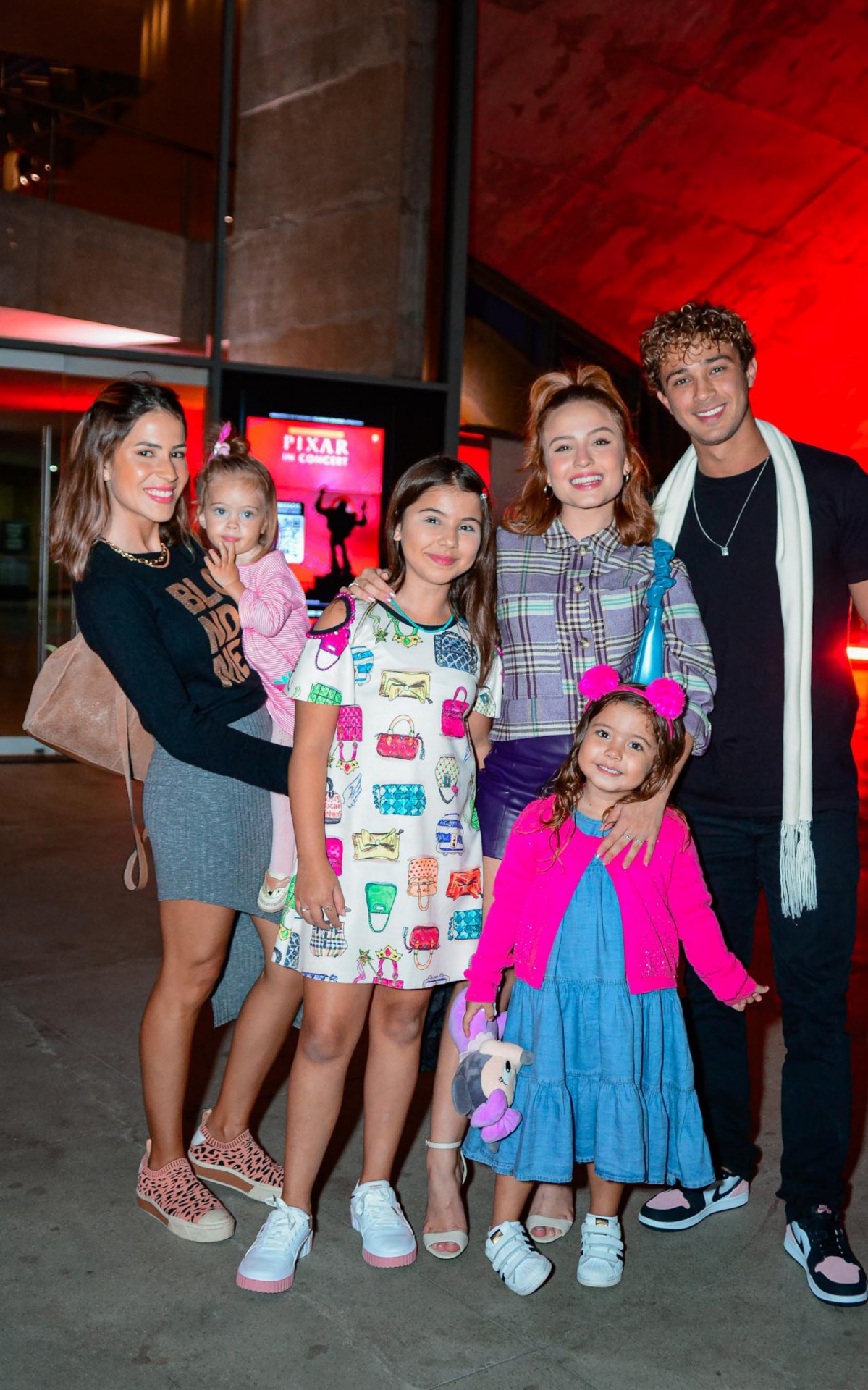 Larissa Manoela e o namorado v&atilde;o a pr&eacute;-estreia de espet&aacute;culo na Zona Oeste do Rio