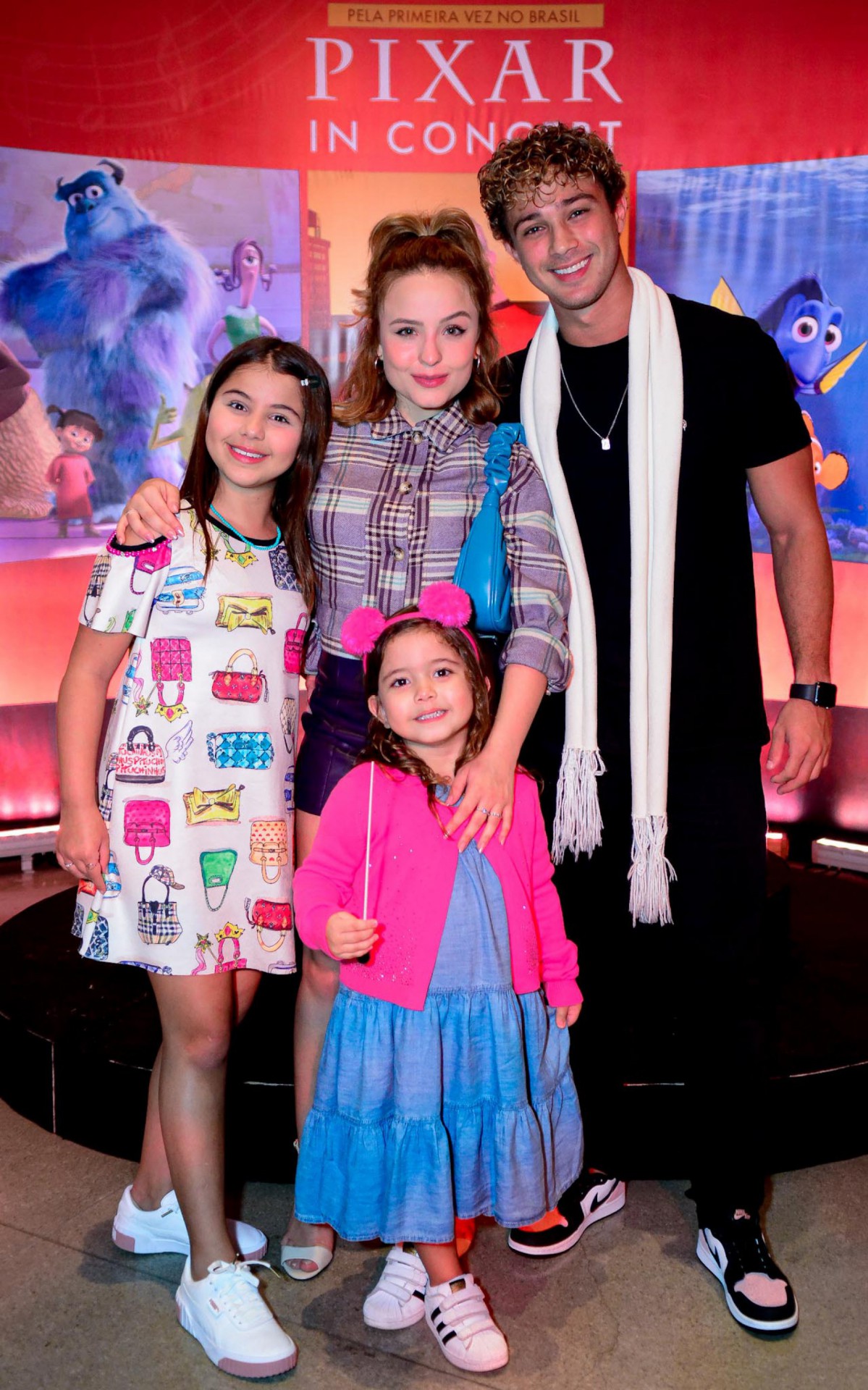 Larissa Manoela e o namorado v&atilde;o a pr&eacute;-estreia de espet&aacute;culo na Zona Oeste do Rio