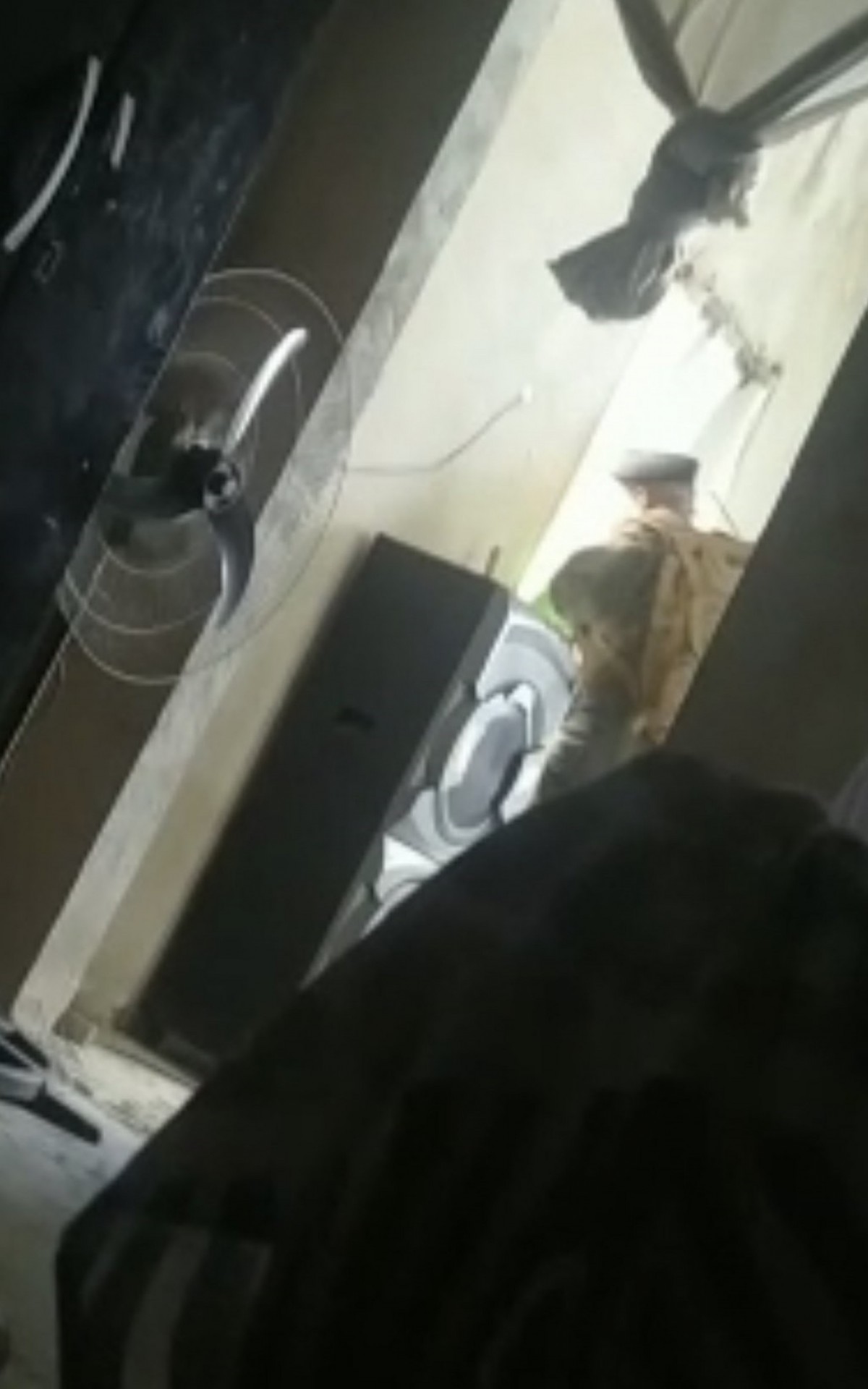 V&iacute;deos mostram PMs usando im&oacute;veis para atirar e se proteger contra traficantes