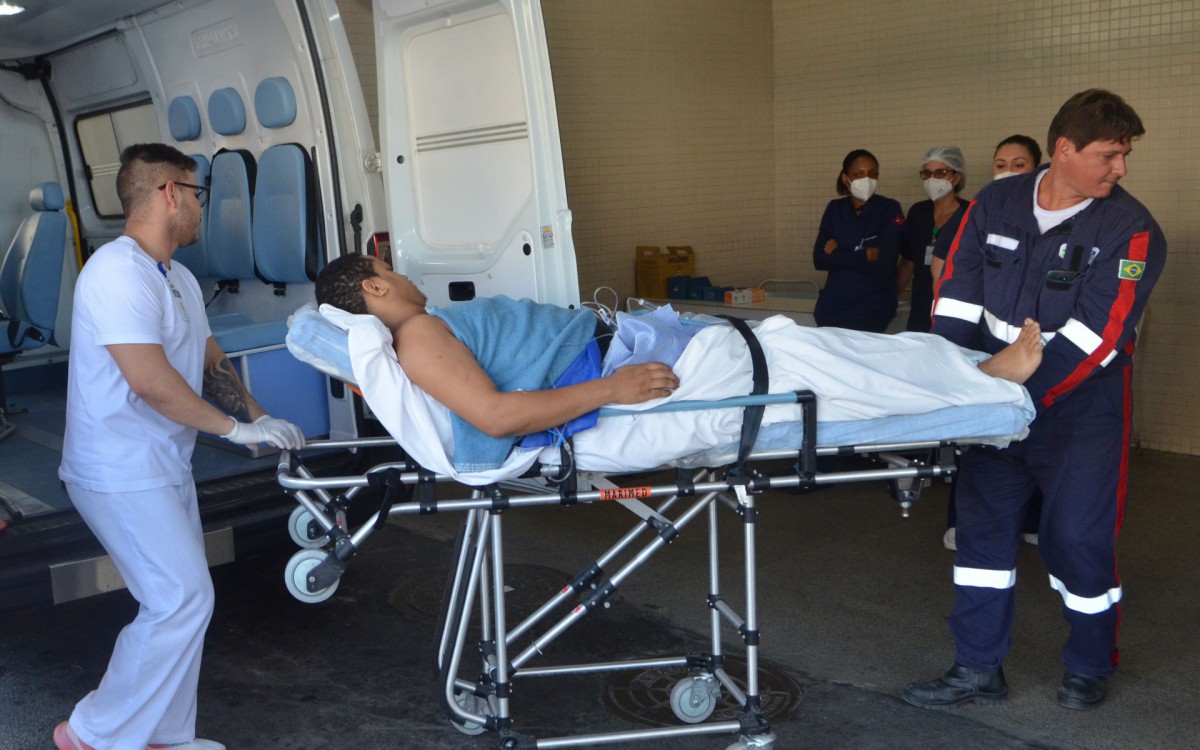 Movimenta&ccedil;&atilde;o no hospital Get&uacute;lio Vargas durante o confronto no morro do Alem&atilde;o. 
Na foto, o morador Lorran. Estava saindo de casa para trabalhar e foi baleado no quadril.