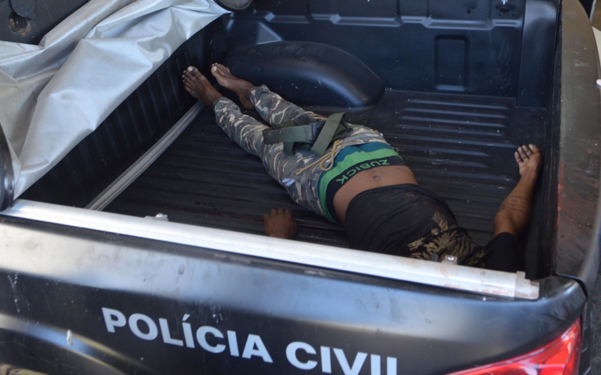 Movimentação no hospital Getúlio Vargas durante o confronto no morro do Alemão.
Na foto, suspeito não identificado morto com um tiro no torax