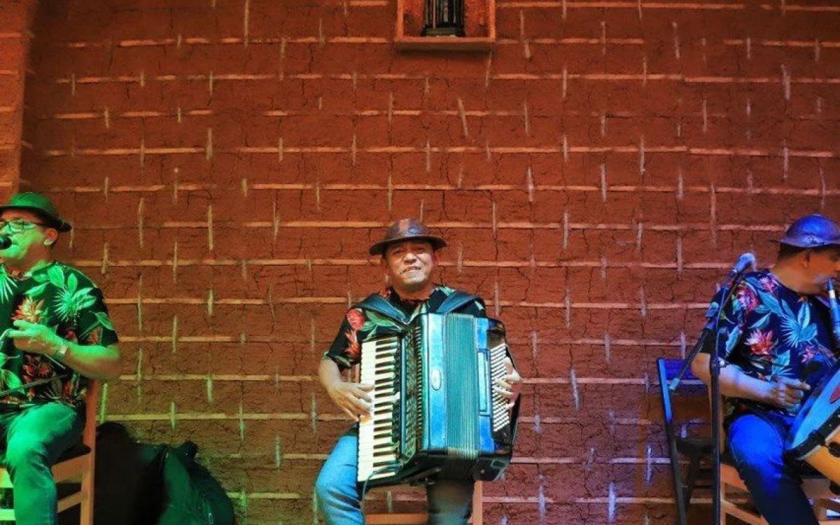 Shows ao vivo todos os dias &agrave; noite