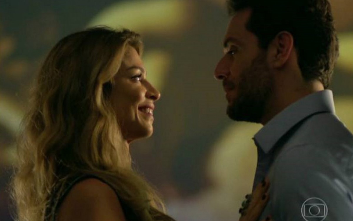 Grazi Massafera e Rodrigo Lombardi tiveram cenas quentes juntos em 'Verdades Secretas' - Reprodução/TV Globo
