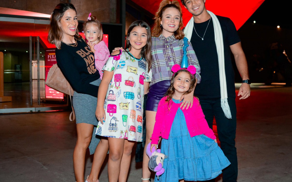 Larissa Manoela e o namorado v&atilde;o a pr&eacute;-estreia de espet&aacute;culo na Zona Oeste do Rio