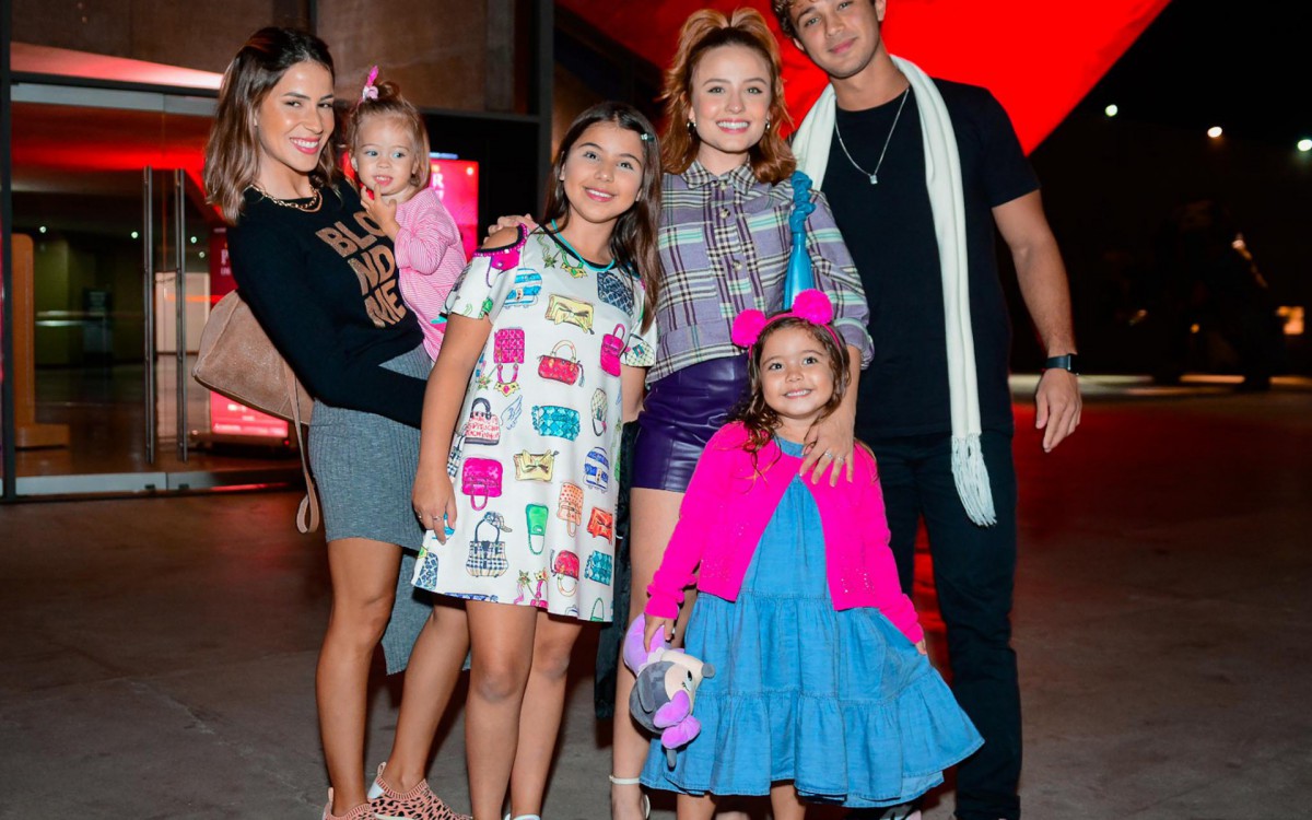 Larissa Manoela e o namorado v&atilde;o a pr&eacute;-estreia de espet&aacute;culo na Zona Oeste do Rio