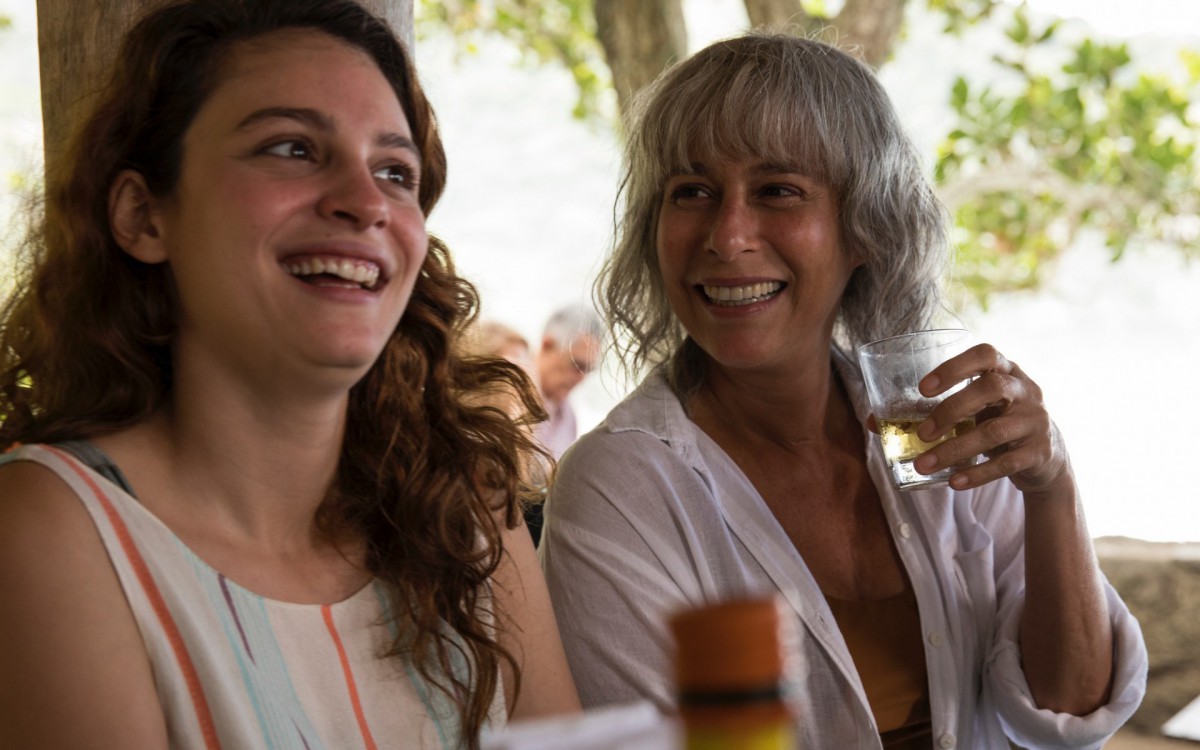 Carol (Lara Tremouroux) e Bia (Andrea Beltrão) - Divulgação/Fabio Braga