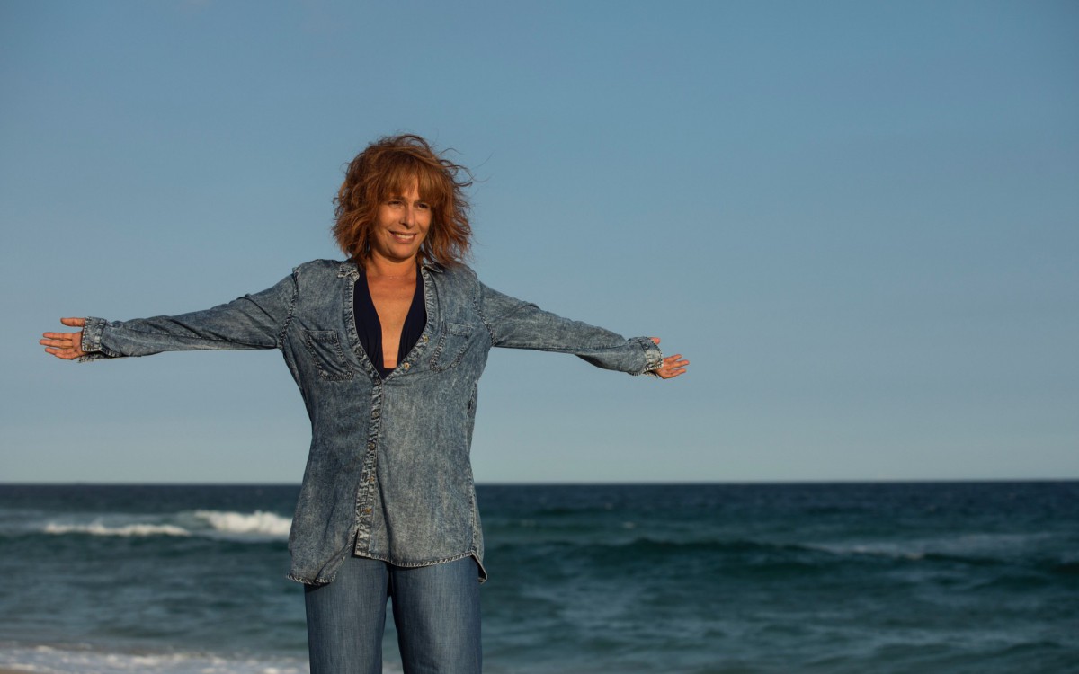 A família de Carlos (Eduardo Moscovis), Carol (Lara Tremouroux) e Renata (Mariana Lima) se depara com o 'retorno' de Bia (Andrea Beltrão) - Divulgação/Fabio Braga