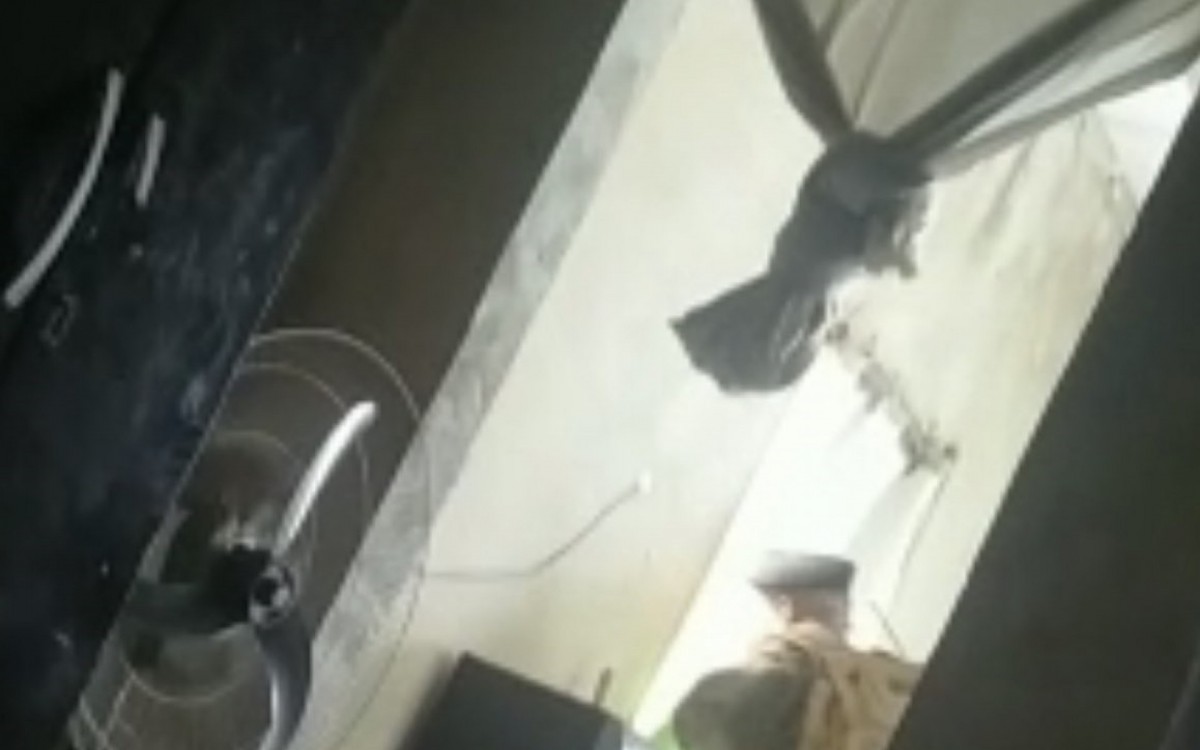 Vídeos mostram PMs usando imóveis para atirar e se proteger contra traficantes