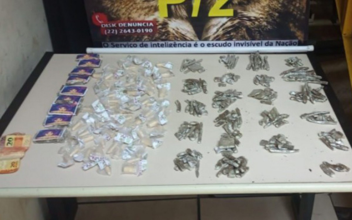 Foram apreendidas 223 buchas de maconha, 68 c&aacute;psulas de coca&iacute;na e R$ 30 em esp&eacute;cie