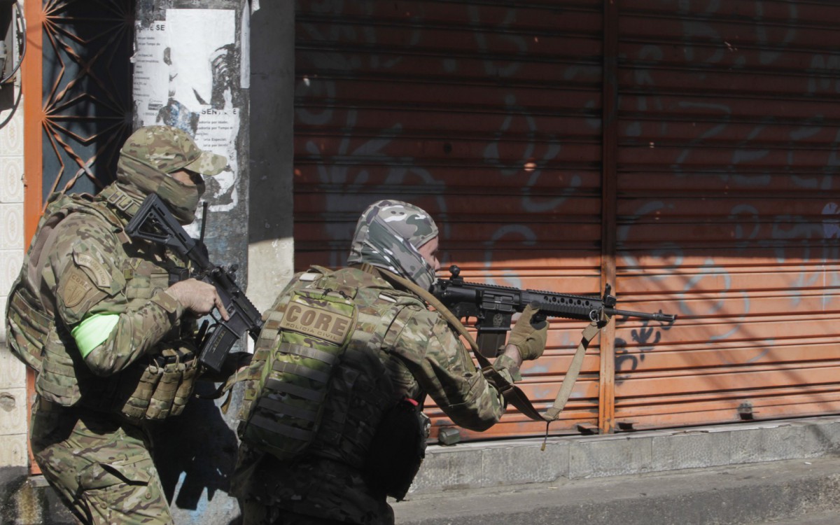 Policia - Policiais militares e civis, fazem operaçao no Complexo do Alemao hoje. - Reginaldo Pimenta / Agencia O Dia