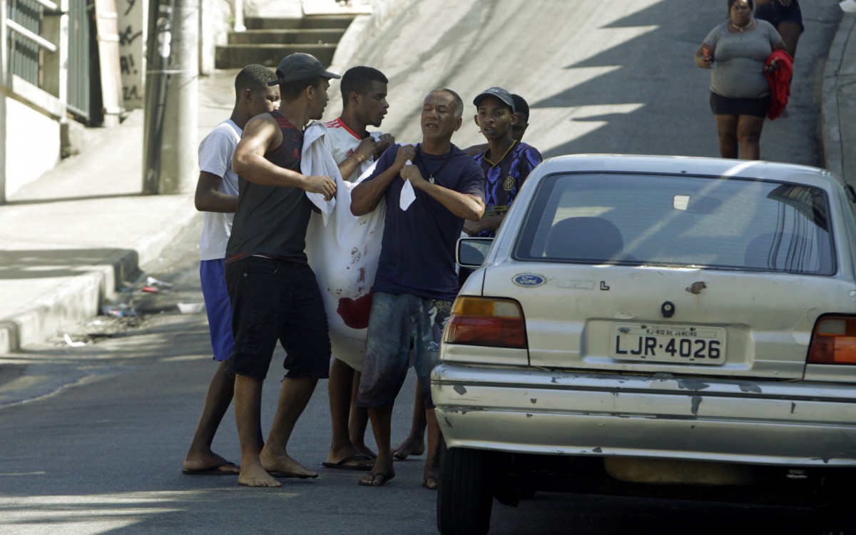 Policia - Policiais militares e civis, fazem opera&Atilde;&Acirc;&sect;ao no Complexo do Alemao hoje.
