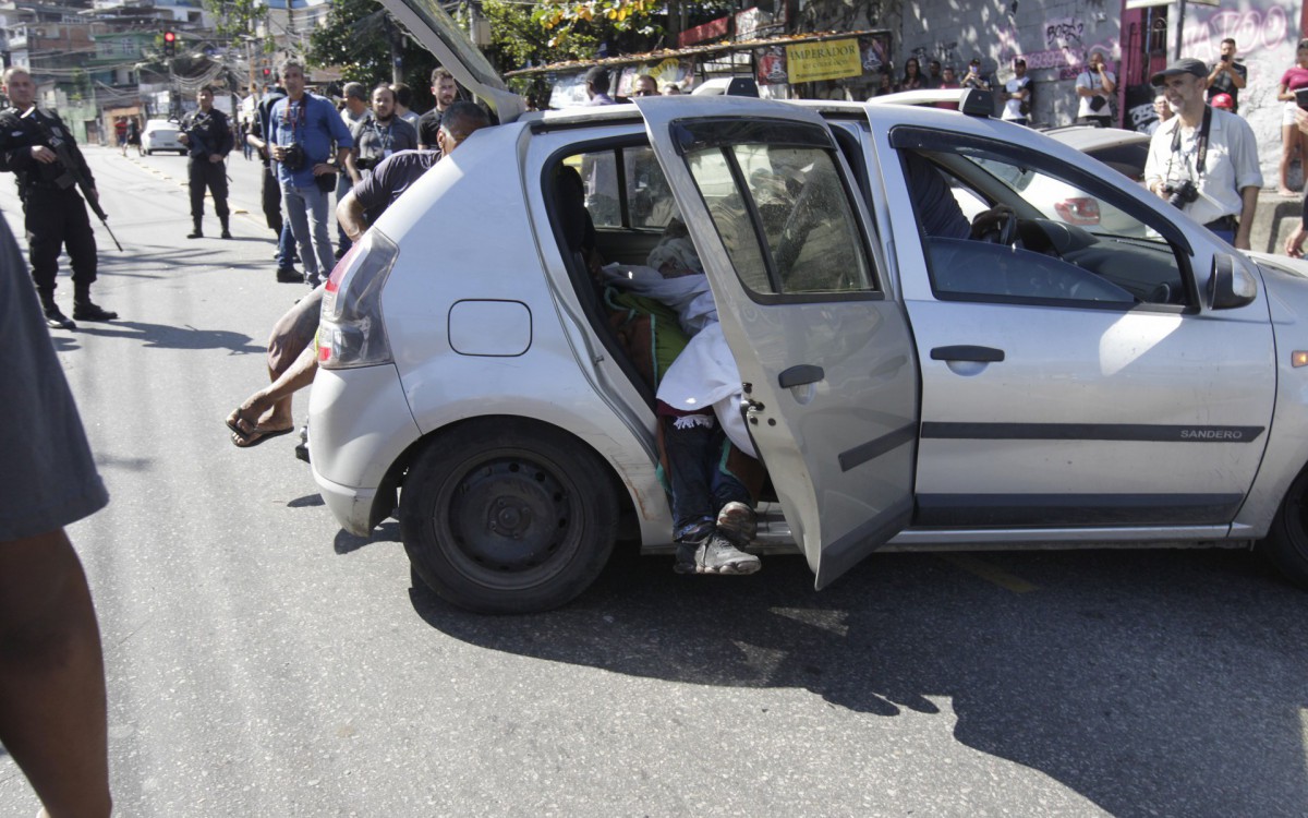 Policia - Policiais militares e civis, fazem opera&ccedil;ao no Complexo do Alemao hoje.