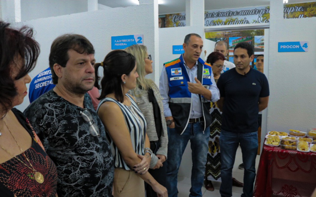 Secret&aacute;rios e o prefeito Abra&atilde;zinho na inaugura&ccedil;&atilde;o do Posto Virtual da Receita Federal