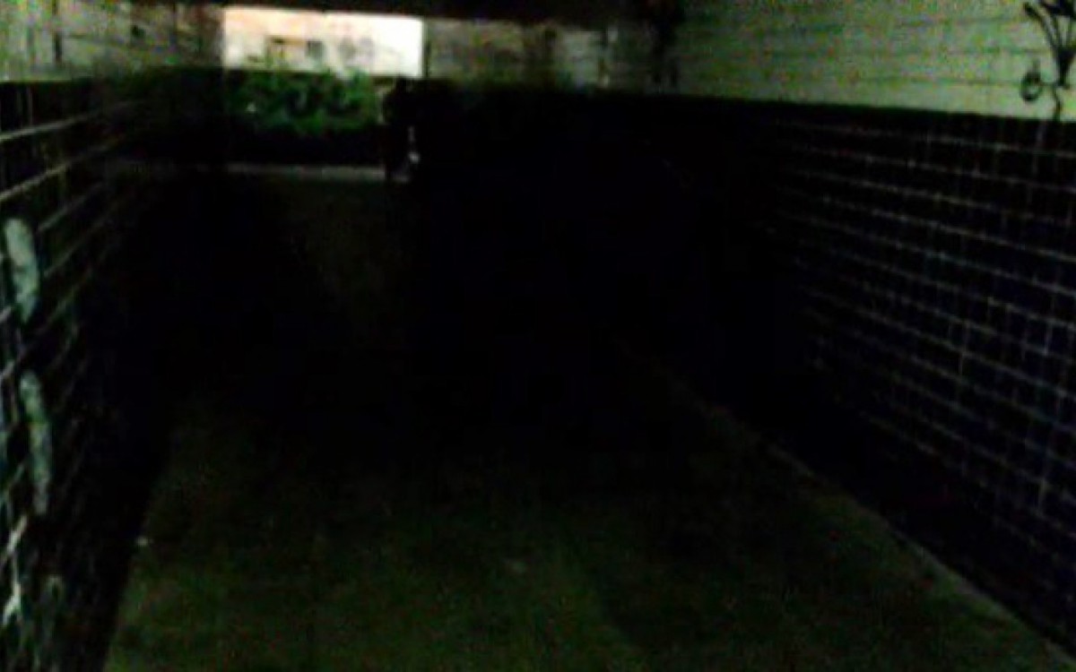 Além da má conversação com paredes sujas e pichadas, o vandalismo levou a escuridão para o local, trazendo perigo e o risco constante de assaltos