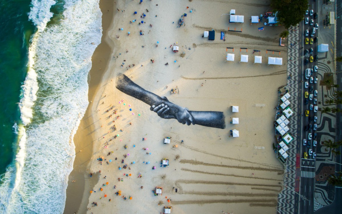 Obra do artista francês Saype na Praia de Copacabana - Divulgação