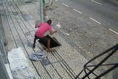 Vídeo: ladrão leva choque elétrico ao tentar furtar cabo