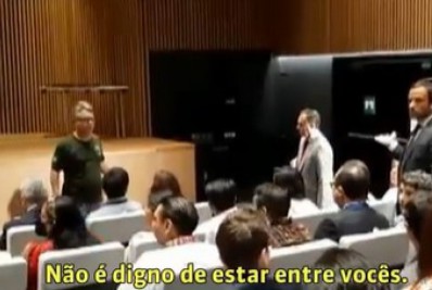 Presidente da Funai é expulso após protesto de brasileiro: 'Este homem é miliciano'