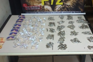 Foram apreendidas 223 buchas de maconha, 68 cápsulas de cocaína e R$ 30 em espécie - Letycia Rocha (RC24h)