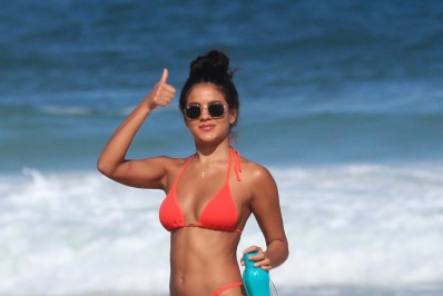 Bella Campos, a Muda de 'Pantanal', exibe as curvas em praia do Rio