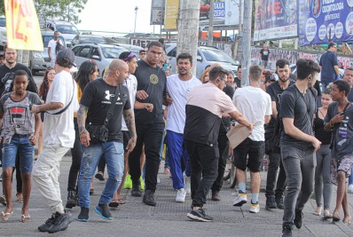 Xamã grava clipe na Zona Oeste do Rio e atrai uma legião de fãs