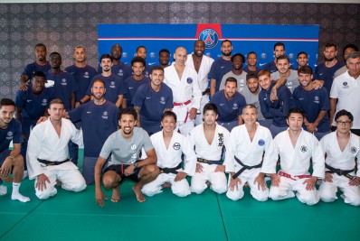 Jogadores do PSG participam de aula de judô, e Kimpembe leva 'ippon' de campeão mundial