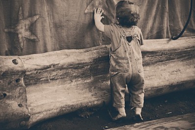 Mulher abandona filho de 2 anos em boca de fumo por causa de dívidas com drogas