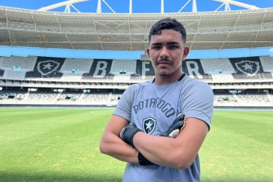 Goleiro Tomate, do Botafogo, passa por cirurgia e tranquiliza fãs: 'Tá tudo bem'