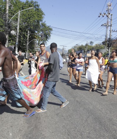 Opera&ccedil;&atilde;o dos policiais militares e civis no Complexo do Alem&atilde;o terminou com 17 mortos, sendo 15 suspeitos e dois inocentes. No dia seguinte, uma moradora tamb&eacute;m morreu, sendo a 18&ordf; morte na comunidade - Reginaldo Pimenta / Ag&ecirc;ncia O Dia