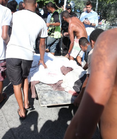 Moradores levam corpos do interior do Complexo do Alemão, na Zona Norte do Rio, até a UPA do Alemão - Cleber Mendes/ Agência O Dia