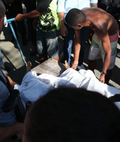 Moradores levam corpos do interior do Complexo do Alemão, na Zona Norte do Rio, até a UPA do Alemão - Cleber Mendes/ Agência O Dia