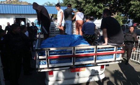 Moradores levam corpos do interior do Complexo do Alemão, na Zona Norte do Rio, até a UPA do Alemão - Cleber Mendes/ Agência O Dia