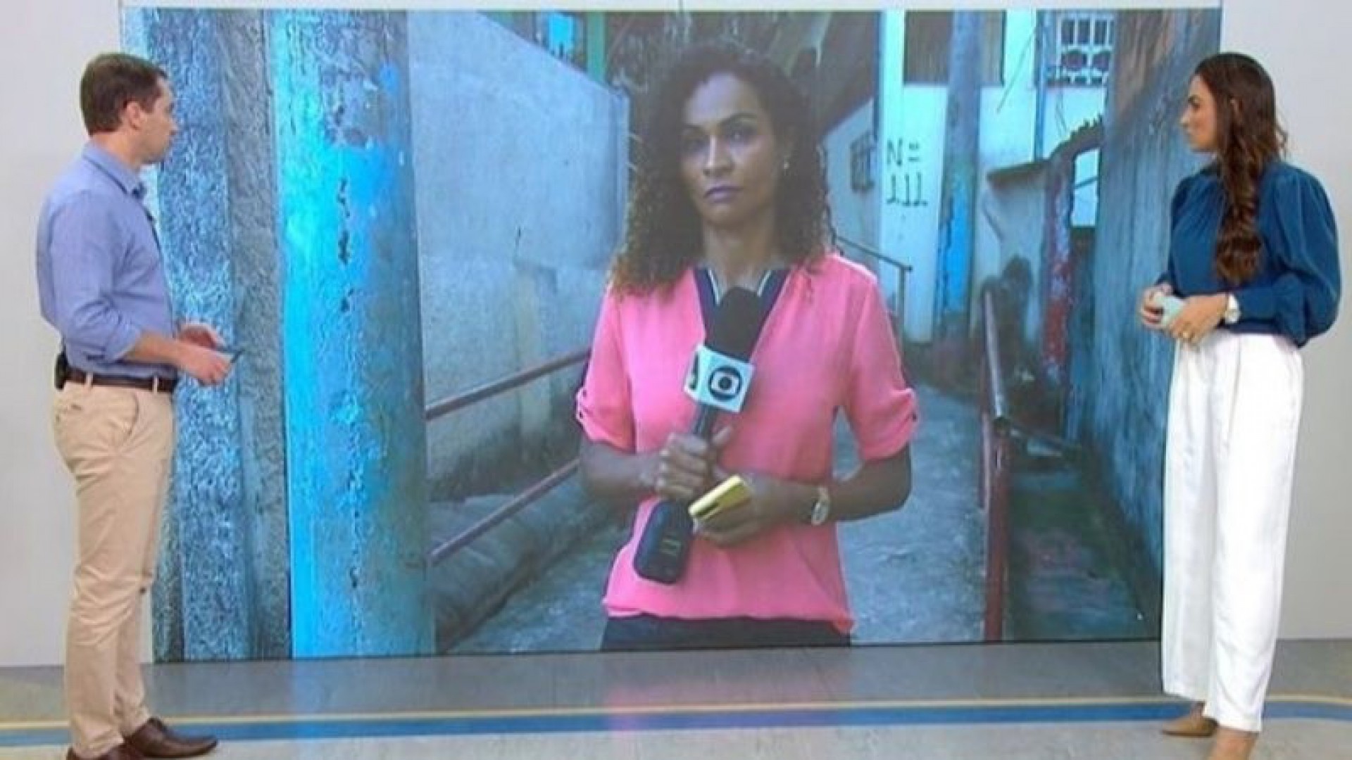 Daniela Carla, jornalista da TV Gazeta, é ameaçada por homem armado ao vivo - Reprodução / TV Gazeta