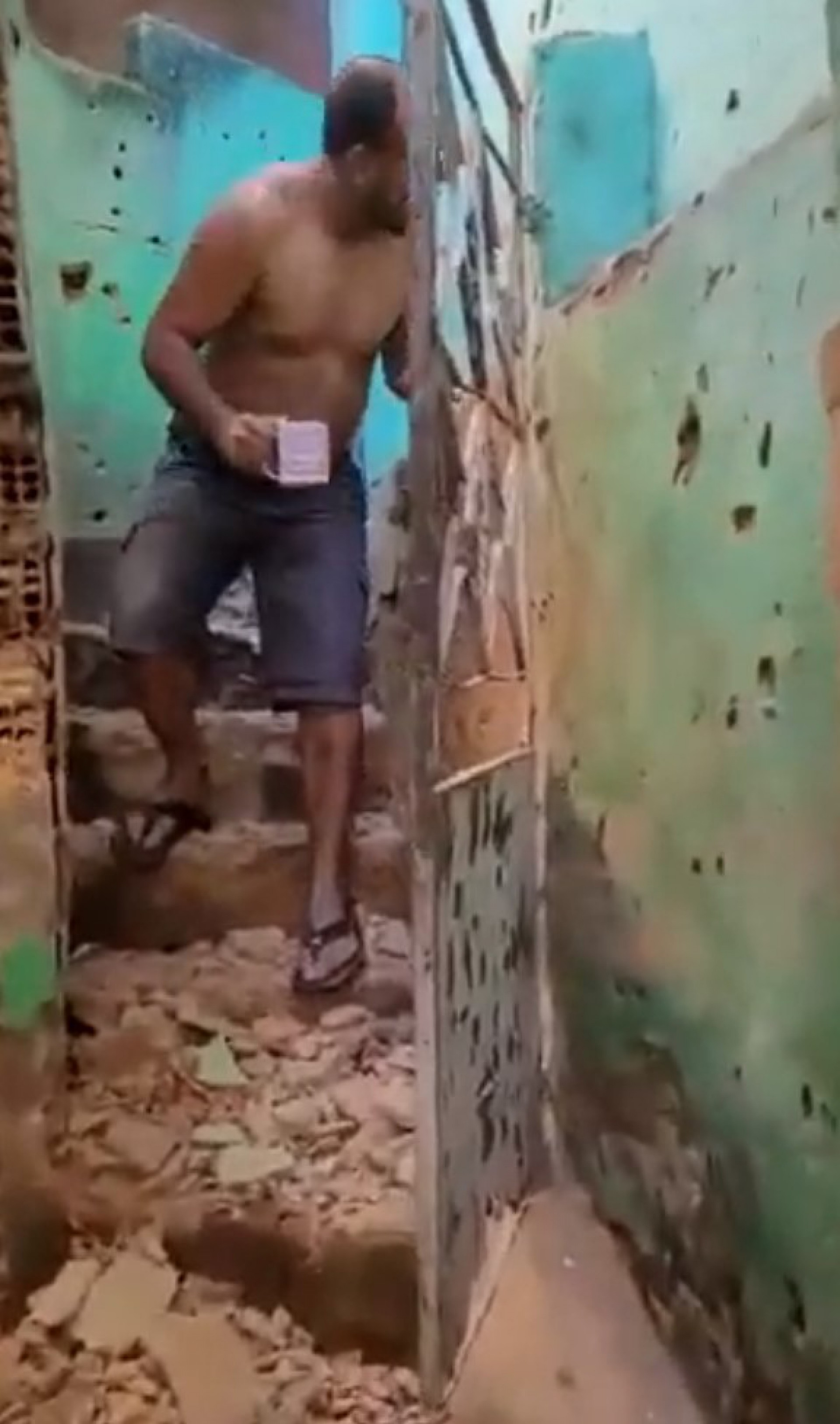 Paredes destruídas com intensa troca de tiros dentro de beco no Complexo do Alemão - Reprodução de vídeo