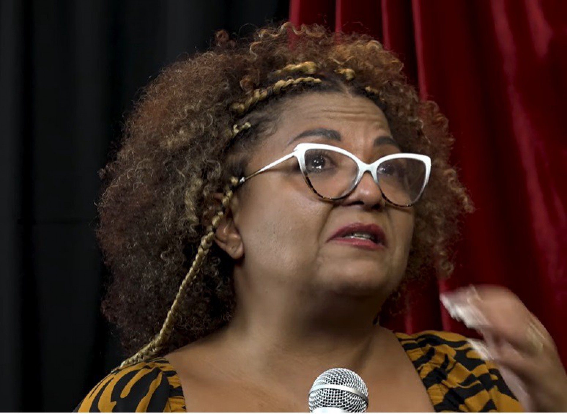 Babi Cruz se emociona ao falar sobre o marido, Arlindo Cruz - Reprodução de vídeo/ Vipei!